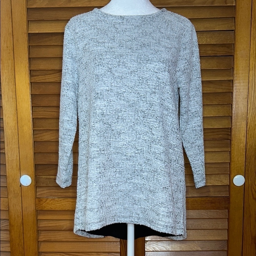 NWT Van Heusen Lightweight Gray Knit Sweater with Split back
Size Xs/Tp